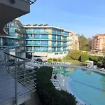 Large In Sunny Σάνι Μπιτς