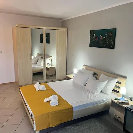 Large In Sunny Apartment *