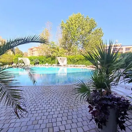 Large In Sunny * Slantchev Briag