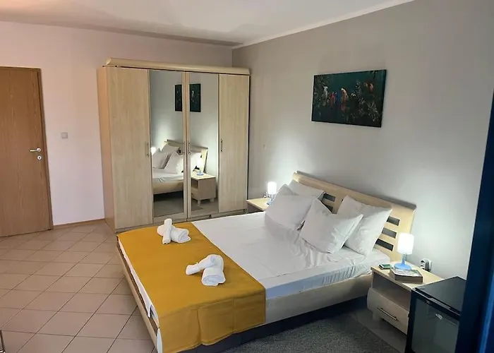 Large In Sunny Апартаменты *